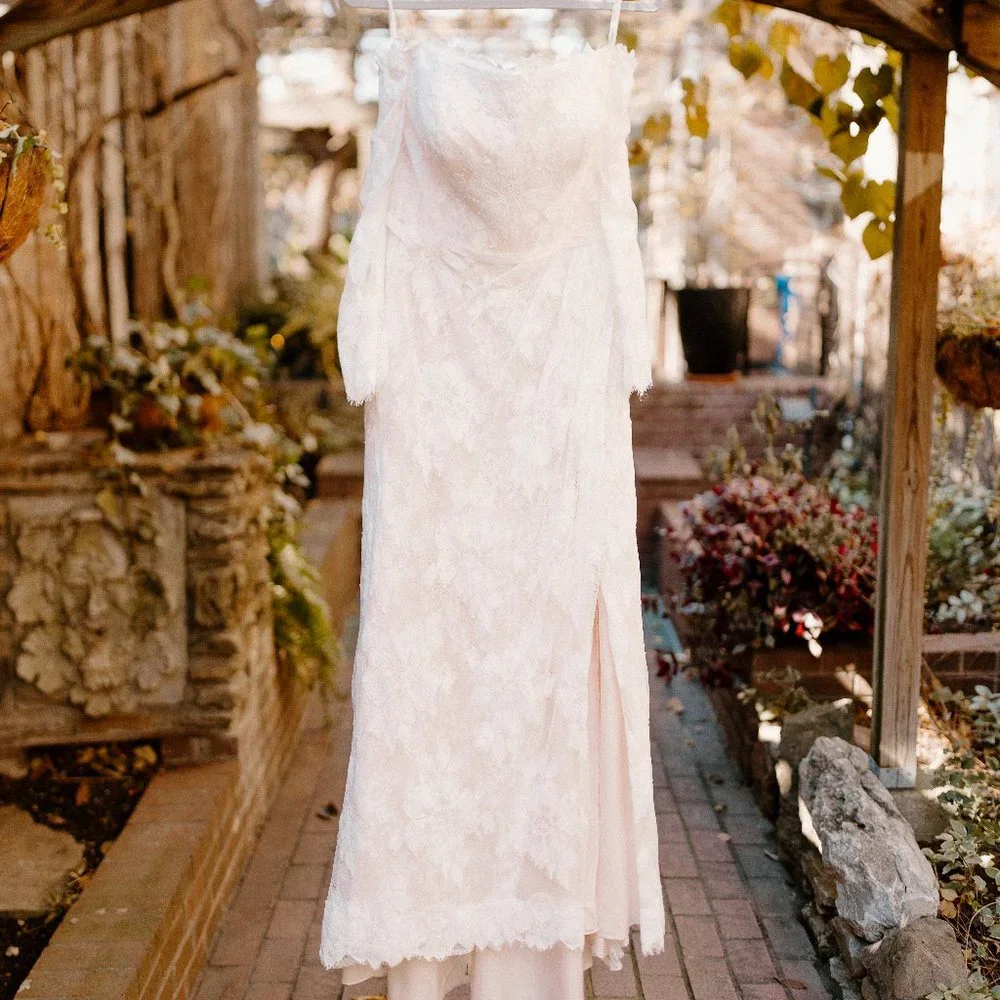 Long sleeve lacy wedding dress - Picture 1 of 2